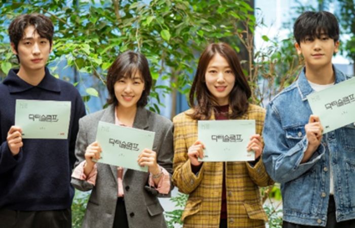 Park Shi Hye, Park Hyun Shik, Yoon Bak dan Go Sung Ha saat agenda pembacaan naskah Doctor Slump