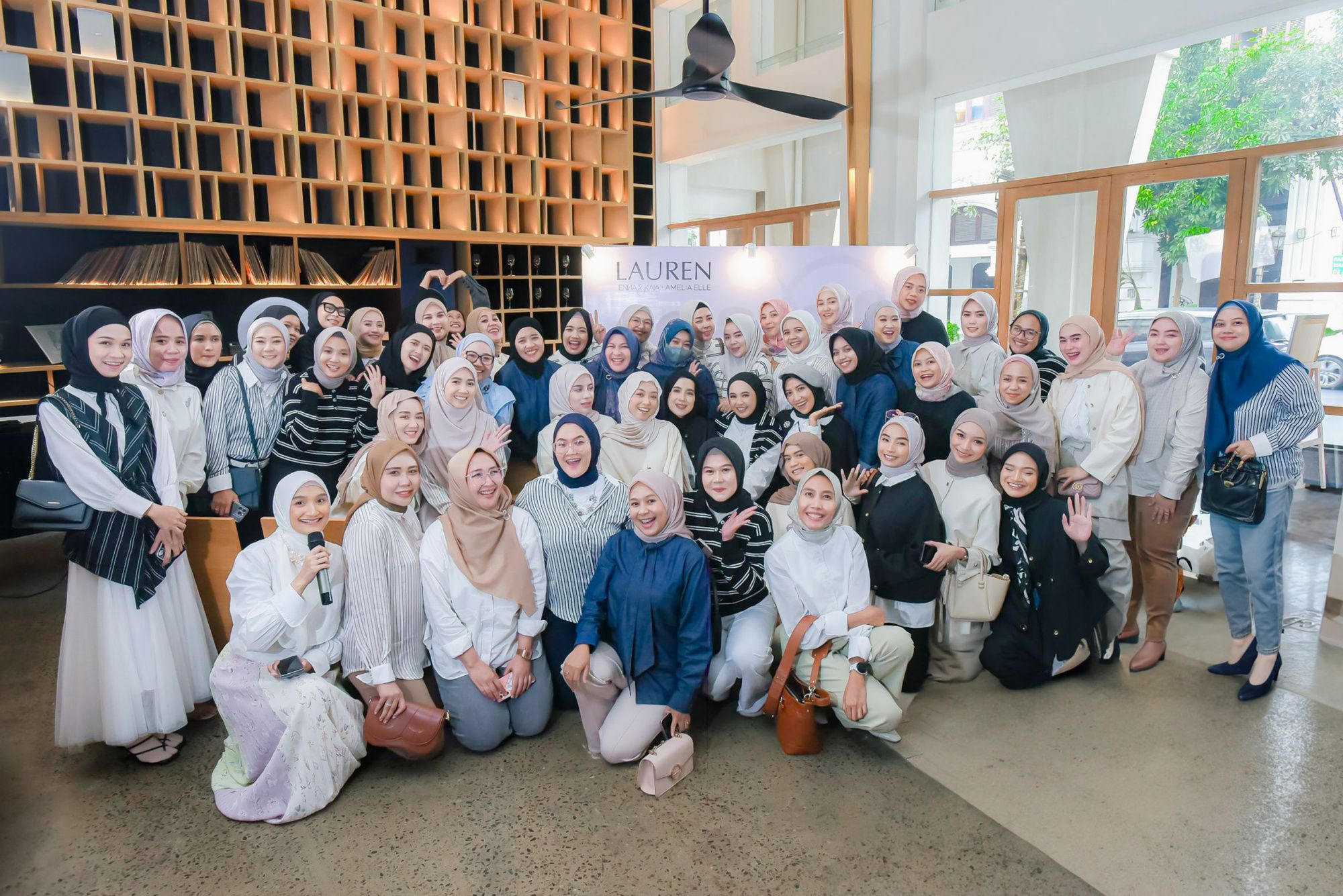 Foto bersama seusai peluncuran koleksi terbarunya "Lauren" di Lokaahands, Surabaya, Selasa 28 November 2023.