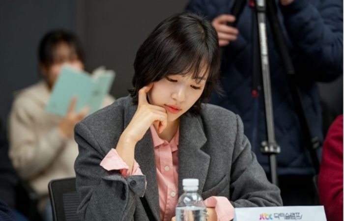 Go Sung Ha sedang membaca naskah drama Doctor Slump.