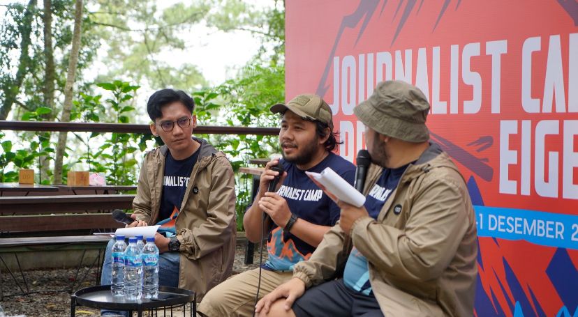 Sulhan Rijal (tengah) selaku Public Relation dari EIGER dalam acara Journalist Camp PRMN X EIGER