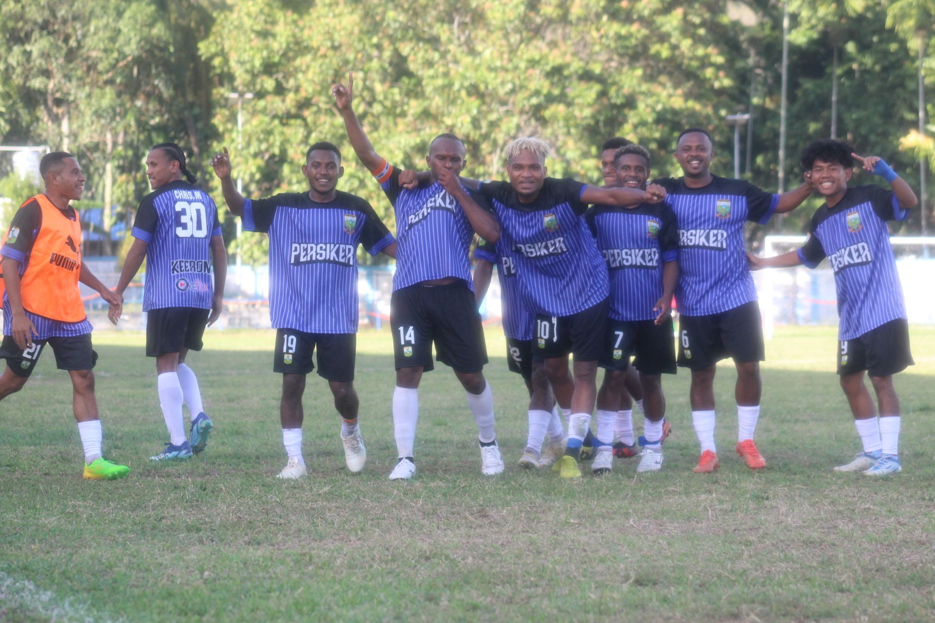 Pemain Persiker Keerom rayakan keunggulan mereka 1-0 ketika Albert membobol gawang tim Waanal (Portal Papua) Silas Ramandey