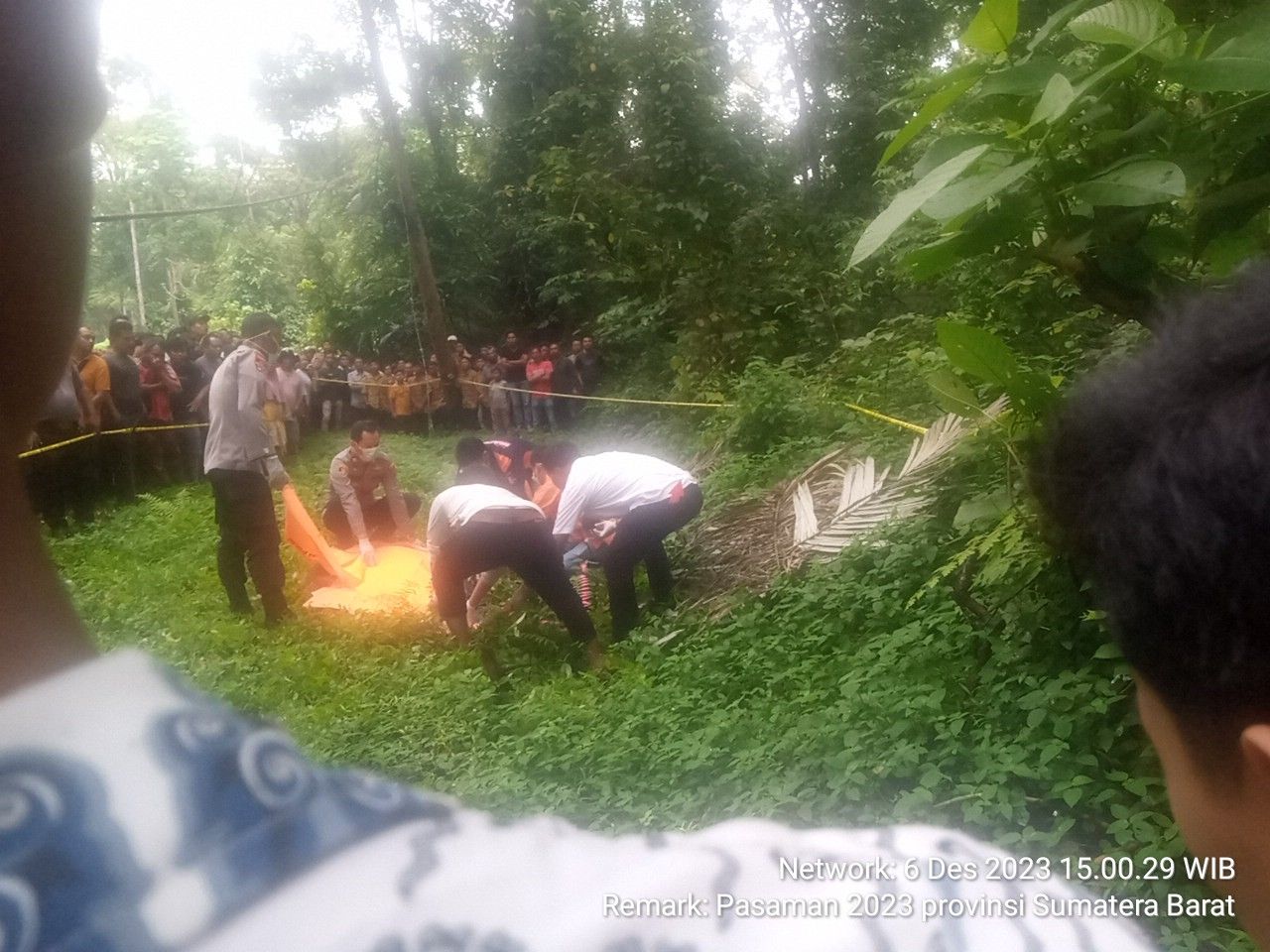 Petugas kepolisian dari Polsek Panti dan tim DVI Polres Pasaman saat akan membawa jasad Saiful Bakri (59), yang ditemukan tak bernyawa di kawasan Cagar Alam Rimbo Panti