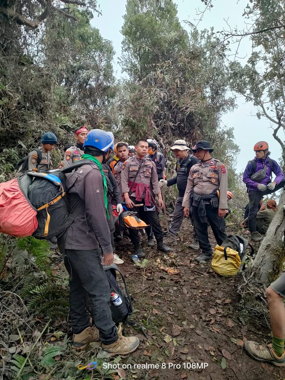 Tim SAR di lereng Gunung Merapi Sumbar saat melakukan evakuasi korban yakni pendaki gunung tersebut yang terkena erupsi.