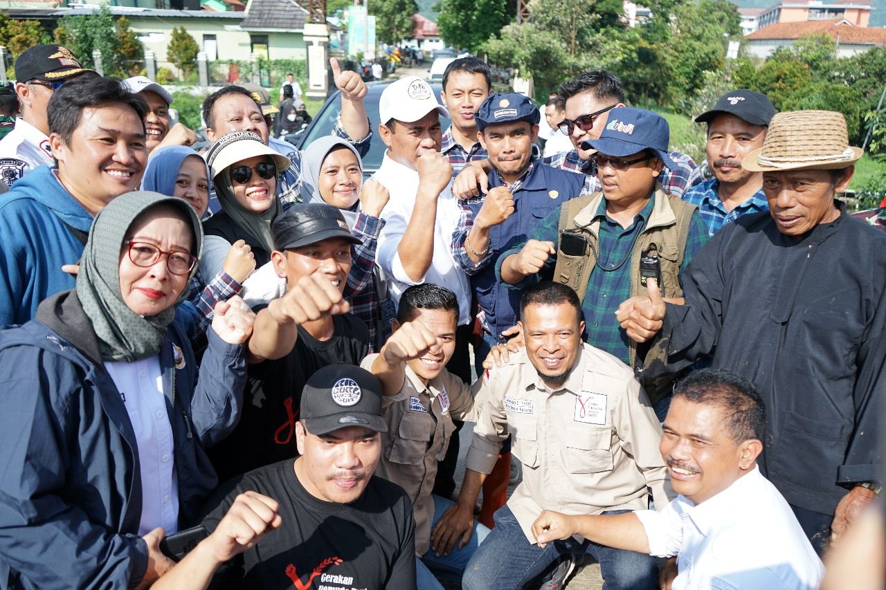 Menteri Pertanian, Amran Sulaiman berfoto bersama penyuluh Kdunecamatan Kutawaringin, Kabupaten Bandung dan Kornas Gempita