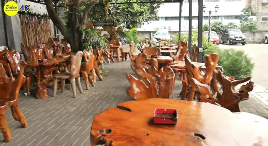 Area semi outdoor Louis Cafe di Kota Depok Jawa Barat/tangkapan layar YouTube/channel Doyan Jalan Jalan 