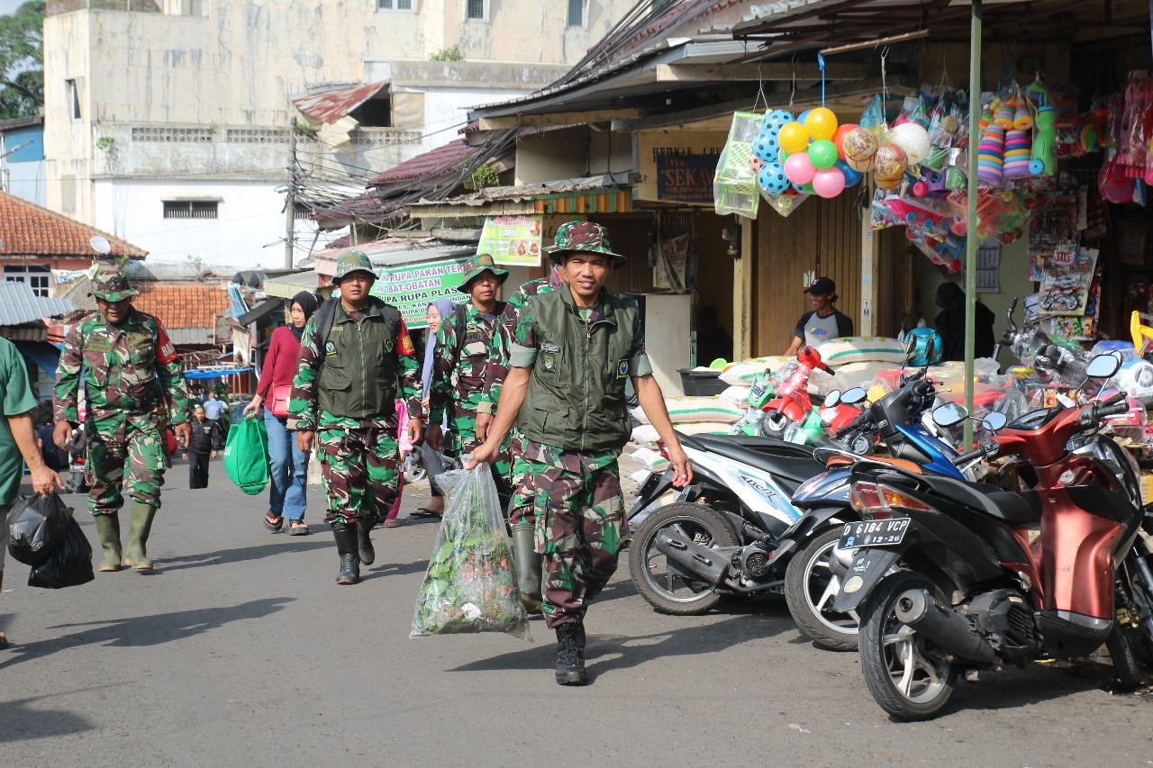 Gian bersih-bersih di Pasar oleh anggota TNI Kodim 0615/Kuningan bersama unsur Forkopimda Kuningan.*