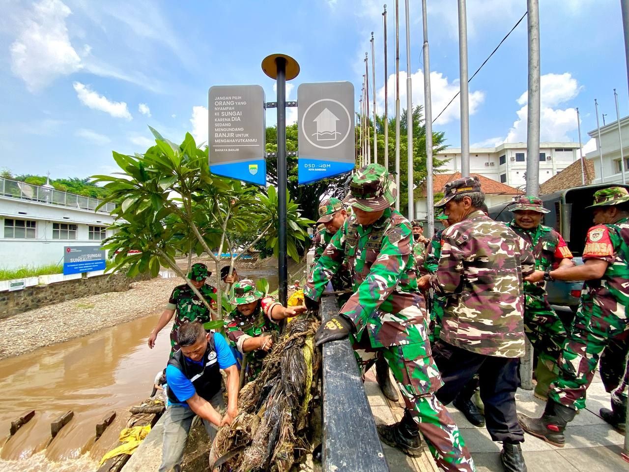 Antisipasi Banjir, Kodim 0618/BS  dan Pemkot Bandung Gotong Royong Bersihkan Selokan Hingga Sungai 