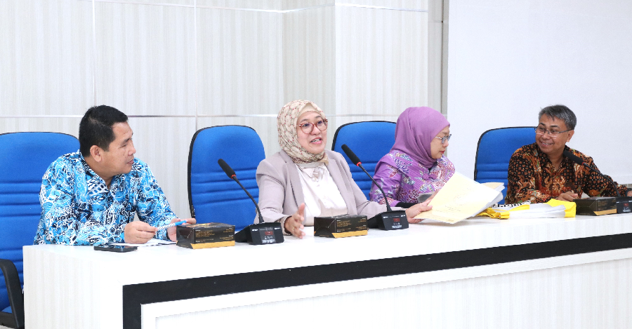    Dr. Retno Agustina Ekaputri, Rektor UNIB, bersama para dekan dan pimpinan unit kerja, menampilkan 69 Sertifikat Akreditasi Internasional ACQUIN yang diraih oleh Universitas Bengkulu