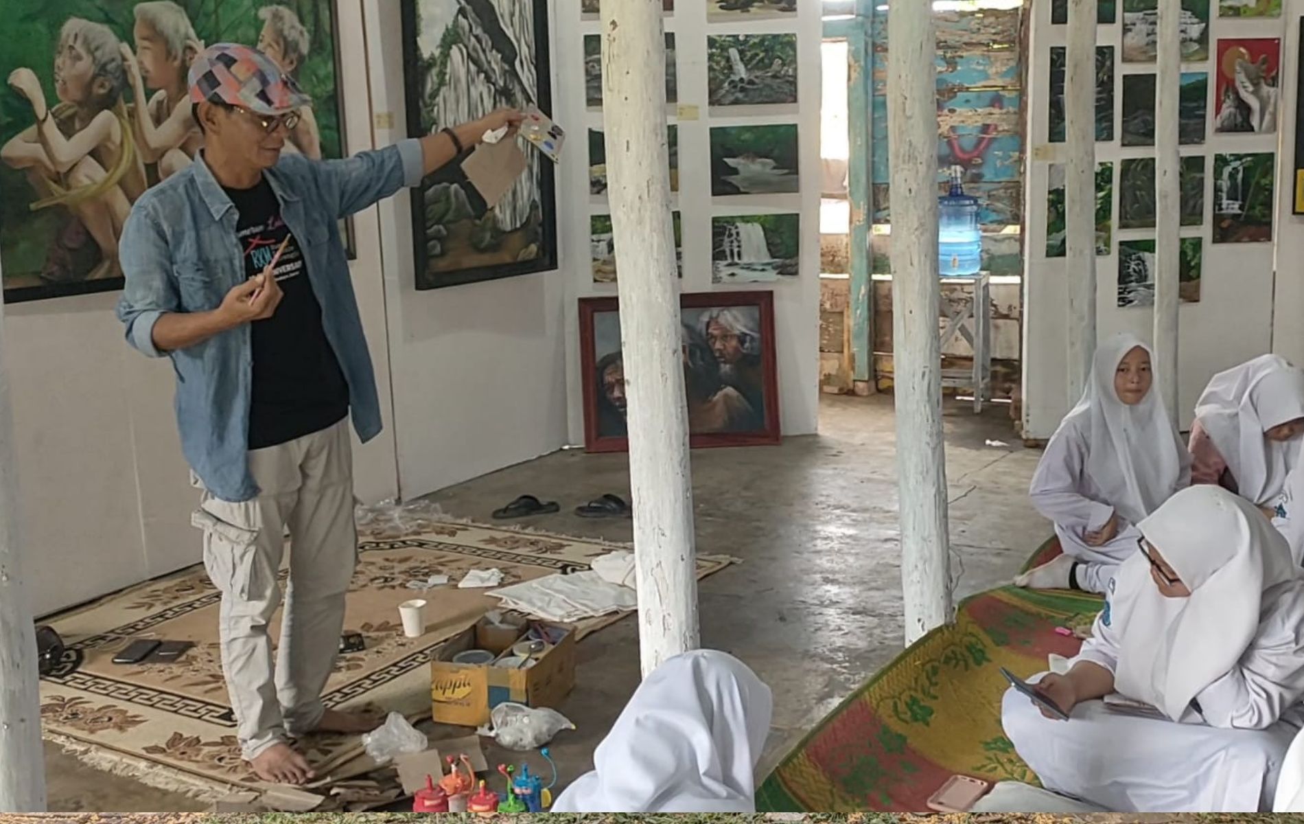 Ketua Rumah Kreativ Merangin (RuKam), Alhendra Dy menjadi pemateri pada workshop melukis di totebag (tas jinjing) saat pameran e-Craf Seni Rupa Presisi Tahun 2203, di Rumah Seni Budaya Presisi (eks asrama polisi) Kecamatan Tebo Tengah, Kabupaten Tebo, Provinsi Jambi.