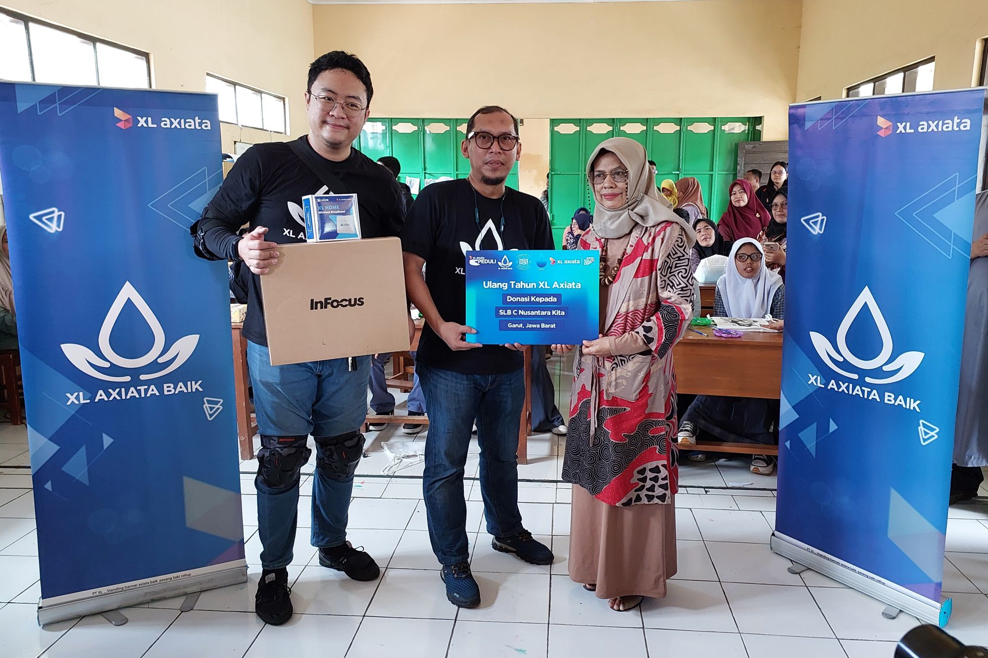 Penyerahan donasi untuk SLB C Nusantara Kita, Garut.