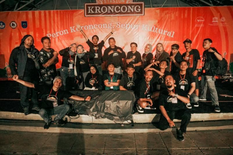 Foto bersama Penampil Event Stasiun Kroncong, sebuah festival musik keroncong satu-satunya yang ada diluar Pulau Jawa