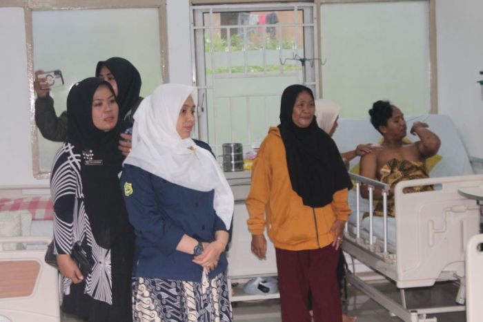 Wakil Direktur RSAM Bukittinggi Vera Maya Sari saat memeriksa kondisi pasien yang menjadi korban erupsi Gunung Marapi yang masih dalam proses perawatan, Kamis (7/12/2023)