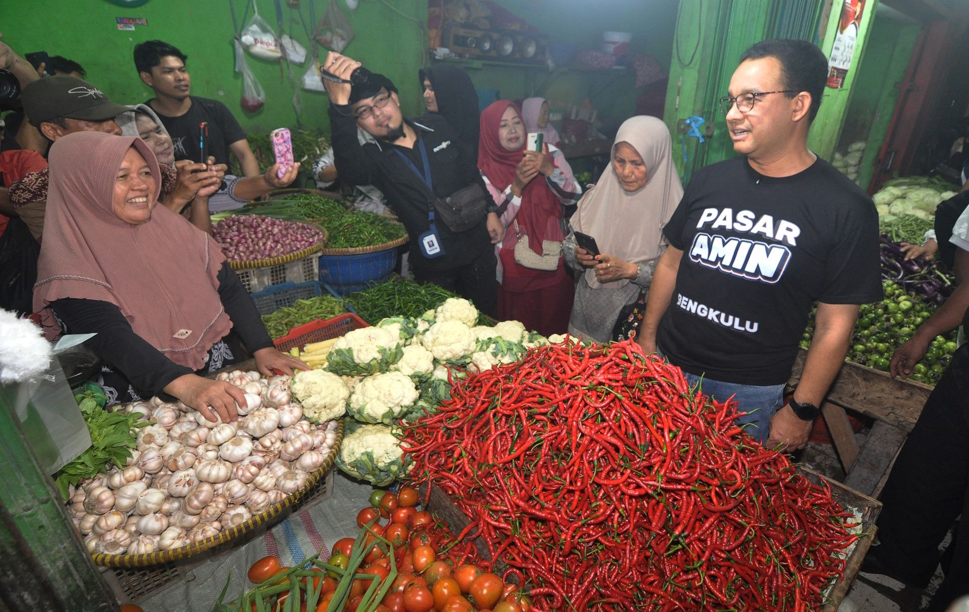 Calon presiden nomor urut 1 Anies Rasyid Baswedan berdialog dengan pedagang cabai di Pasar Minggu Bengkulu, Kota Bengkulu, Bengkulu, Rabu (6/12/2023).