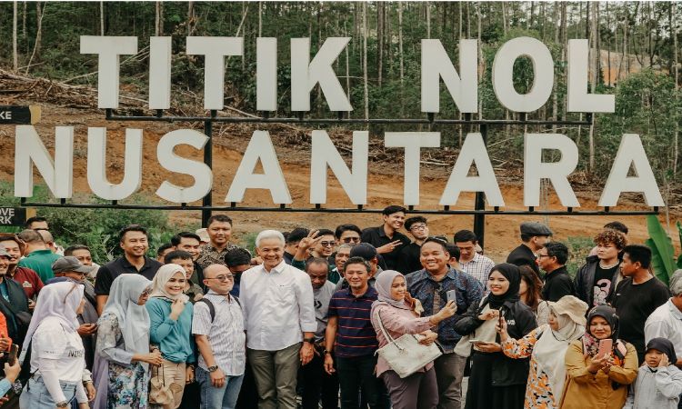 Ganjar Pranowo berswa foto di titik nol Ibu Kota Nusantara (IKN)