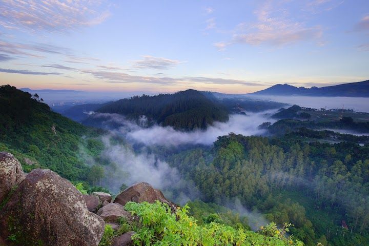 Tebing Keraton yang terletak di Kampung Ciharegem Puncak, Desa Ciburial, Kecamatan Cimenyan, ini menawarkan kemegahan alam Kota Bandung berselimut kabut. 