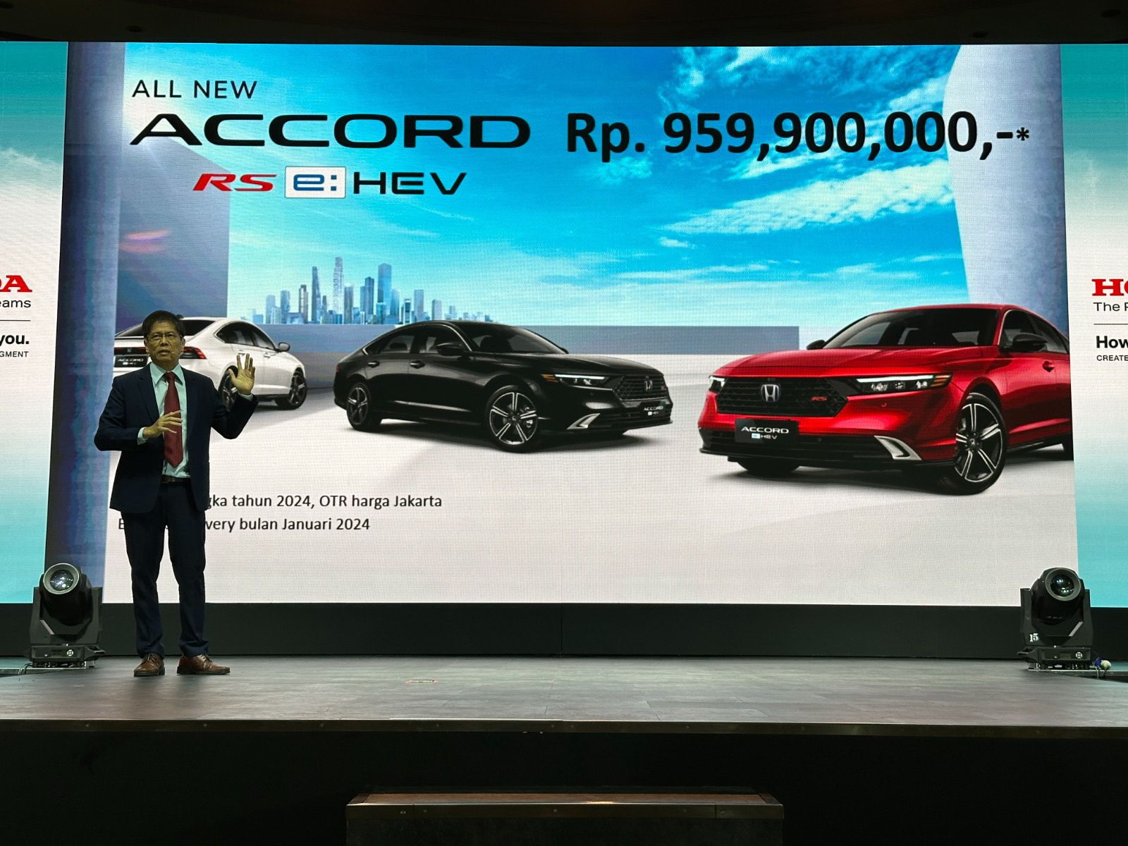Yusak Billy, Business Innovation and Sales & Marketing Director PT. HPM memperkenalkan Honda Accord RS Hybrid yang lebih canggih dan sporty.*/  