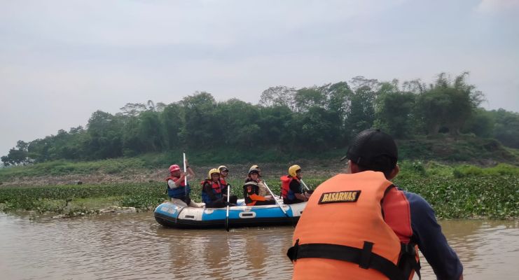 Pencarian, Alfina (9) bocah perempuan yang tenggelam di Sungai Citarum, Batujajar, Kabupaten Bandung Barat oleh tim SAR gabungan terkendala menjamurnya eceng gondok, Kamis, 7 Desember 2023.