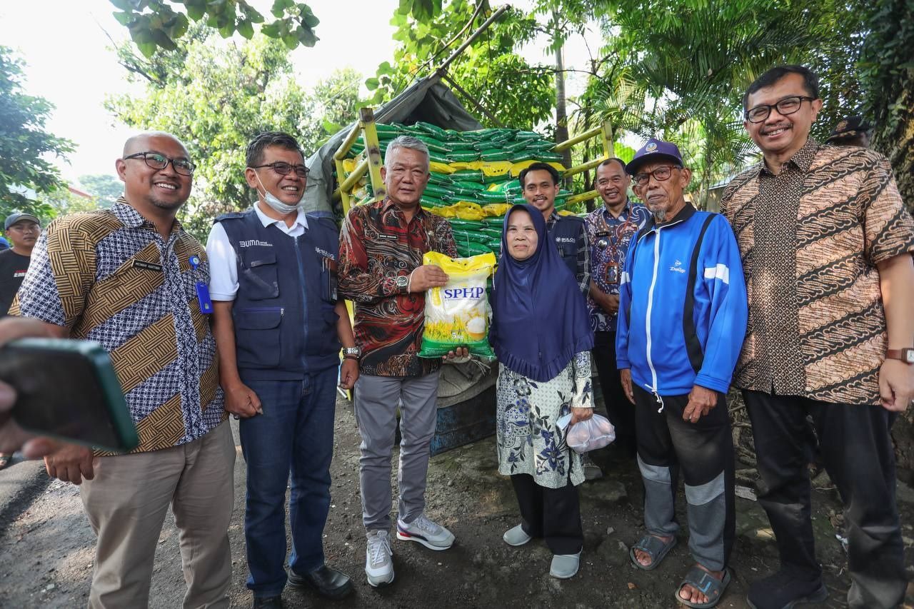 Pj Wali Kota Bandung Bambang  Totoyuliono dalam kegiatan Pasar Murah di Lapang SMP YWKA, Jumat 8 Desember 2023/ Humas Kota Bandung
