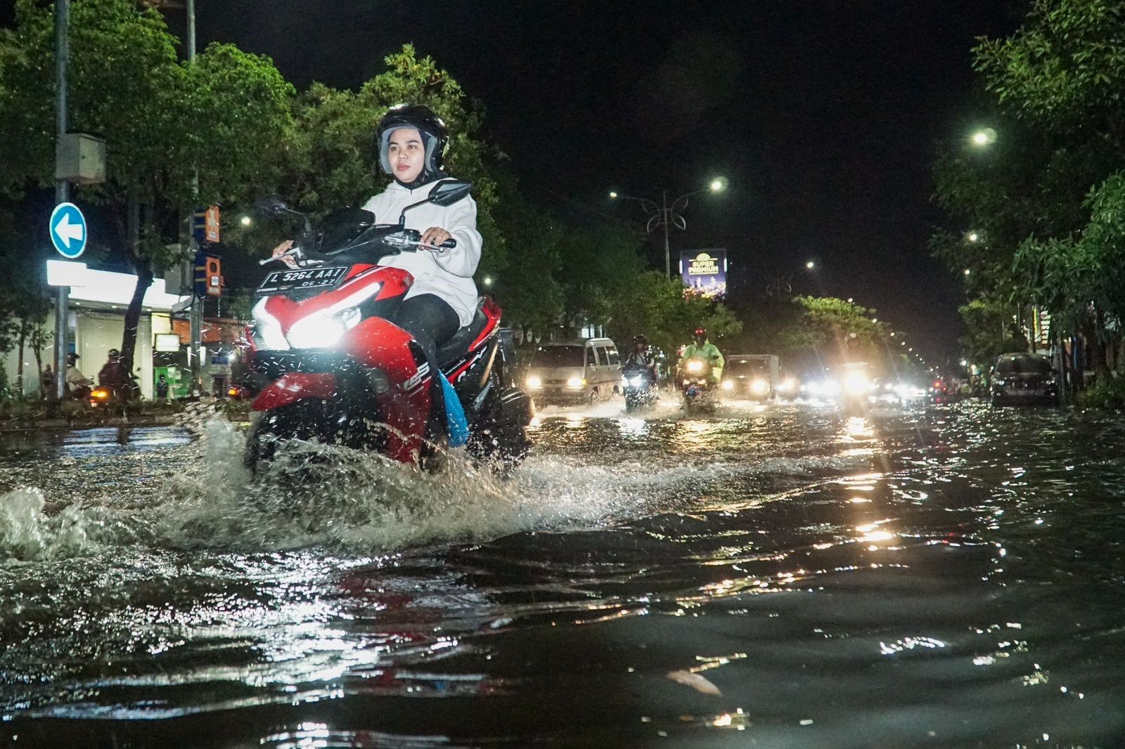 Genangan air terlihat di Jalan Dharmawangsa, Surabaya, Jawa Timur setelah diguyur hujan disertai angin kencang yang mengguyur selama kurang lebih satu jam. 