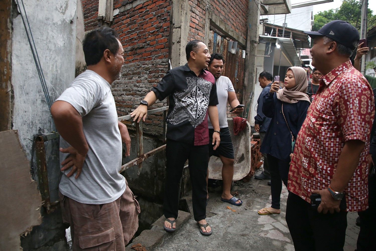 Wali Kota Surabaya, Eri Cahyadi merespon dan mengecek langsung perkampungan Dukuh Kupang yang viral karena banjir setinggi dada orang dewasa