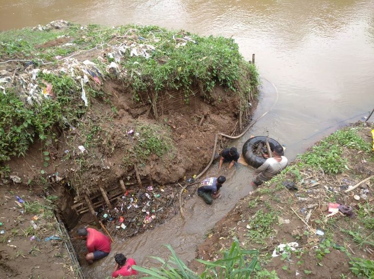 PEMELIHARAAN mulut intake dari ganguan lumpur saat awal musim hujan di sungai Citanduy sekitar Jembatan Baru Parunglesang Kota Banjar, baru-baru ini.