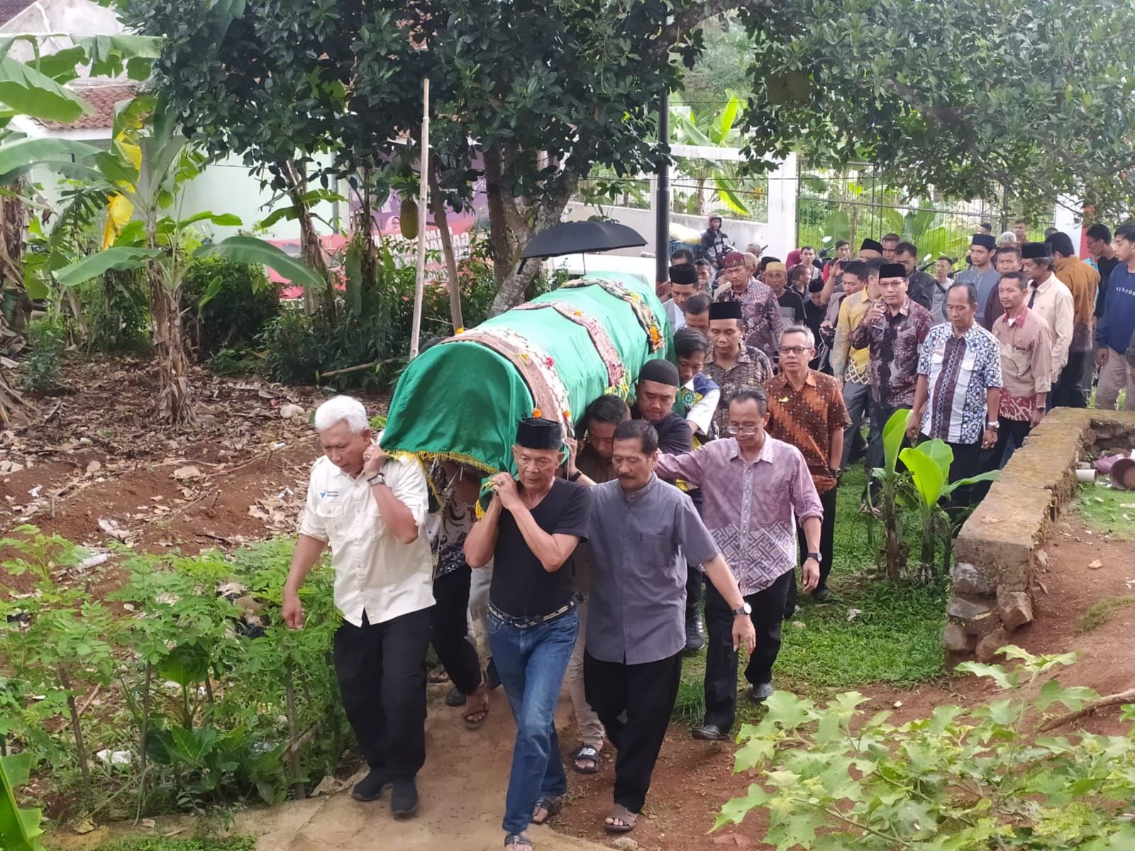 Jenazah H Asep Saeful Rahmat saat hendak dimakamkan di TPU Caringin, Ciamis.*/kabar-priangan.com/Foto: Istimewa