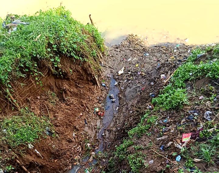 Penumpukan lumpur dan sampah di mulut intake saat awal musim hujan Desember 2023. 