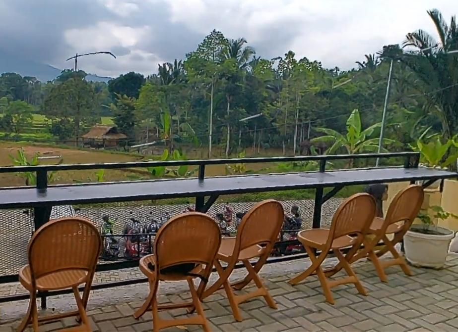 Salah satu spot tempat duduk dengan view langsung ke pegunungan di Cafe BMW Mandala Kabupaten Pandeglang Banten.