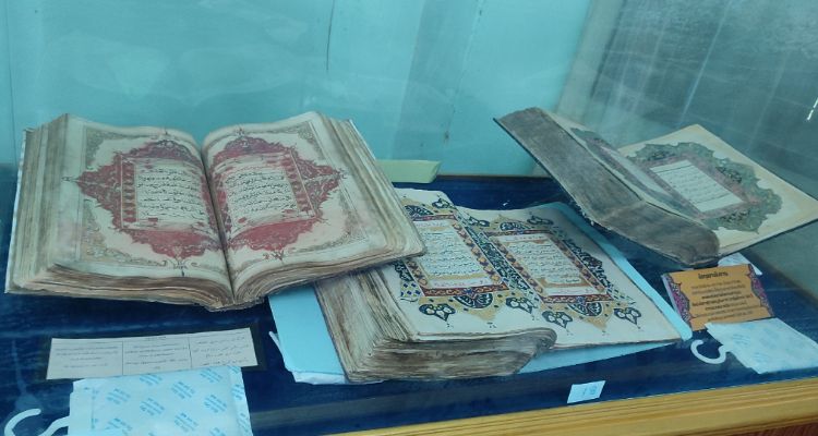 Beberapa koleksi Al-Qur'an di museum Ahmadiyah Islamiyah, Provinsi Narathiwat, Thailand.
