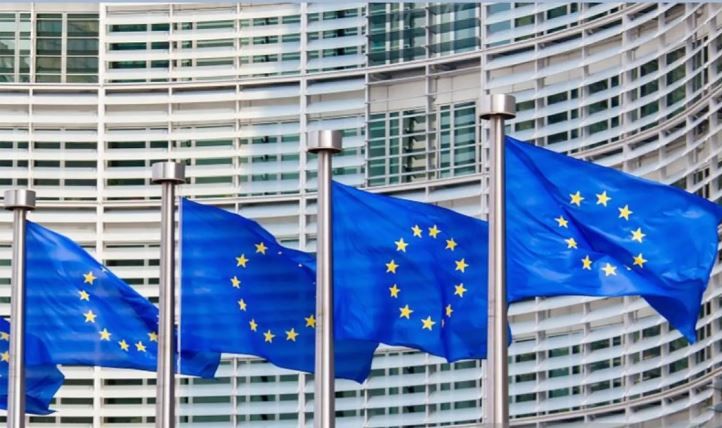 Ilustrasi - Bendera Uni Eropa di depan gedung Markas Komisi Eropa di Brussels, Belgia, Eropa. 