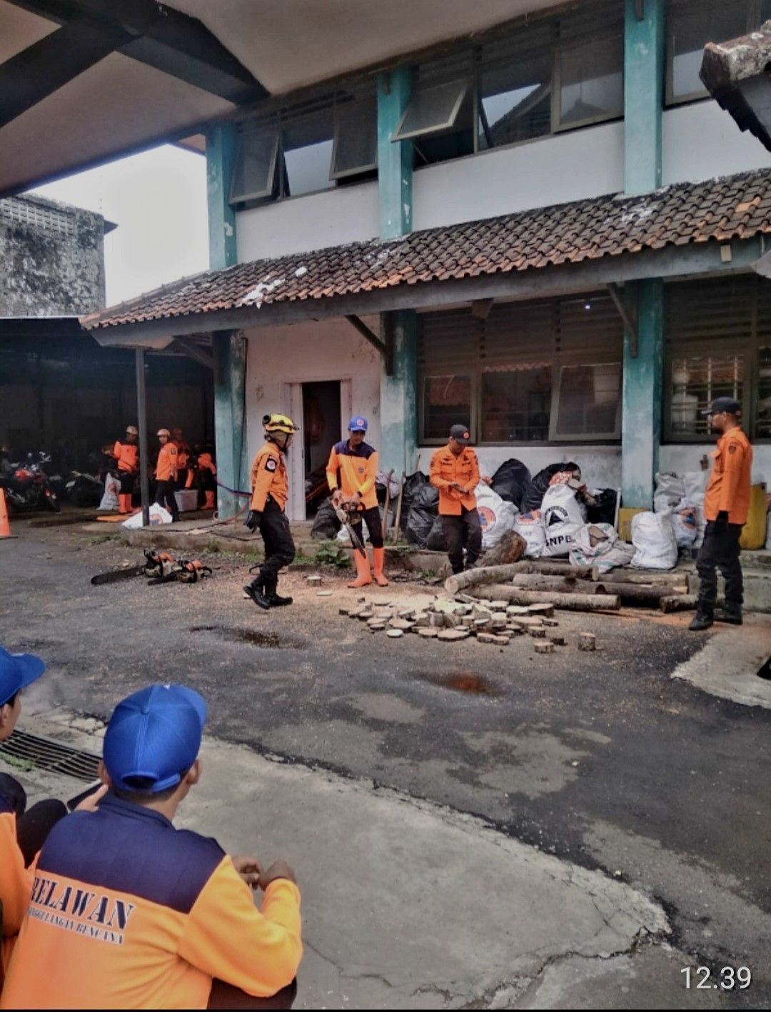 Personil BPBD Kota Tasik saat melakukan latihan penangangan bencana