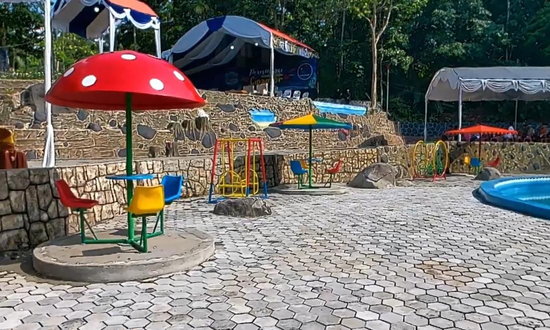 Playground di tempat wisata alam Cipamor Menes Kabupaten Pandeglang Banten.