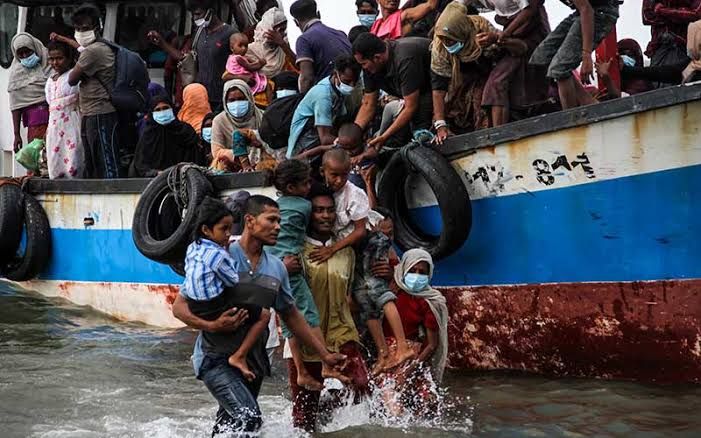 Warga mengevakuasi pengungsi etnis Rohingya dari kapal di pesisir pantai Lancok, Aceh Utara, Aceh.Foto: ANTARA/Rahmad