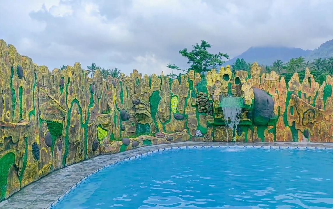 Salah satu spot kolam renang Pemandian Cibama Kabupaten Pandeglang Banten dengan dinding estetik, cocok untuk spot foto.