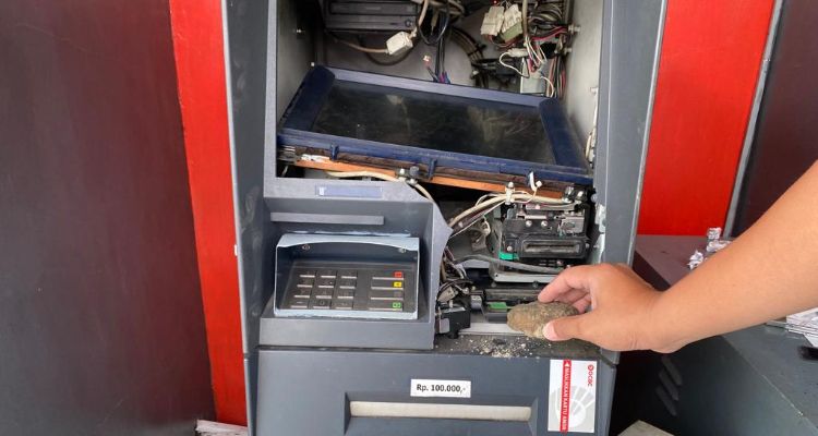 Mesin ATM OCBC di area parkir ruko Multi Grosir di Jalan Suryakencana Cibadak, Kabupaten Sukabumi, diduga dirusak kawanan maling pada Minggu, 10 Desember 2023. 