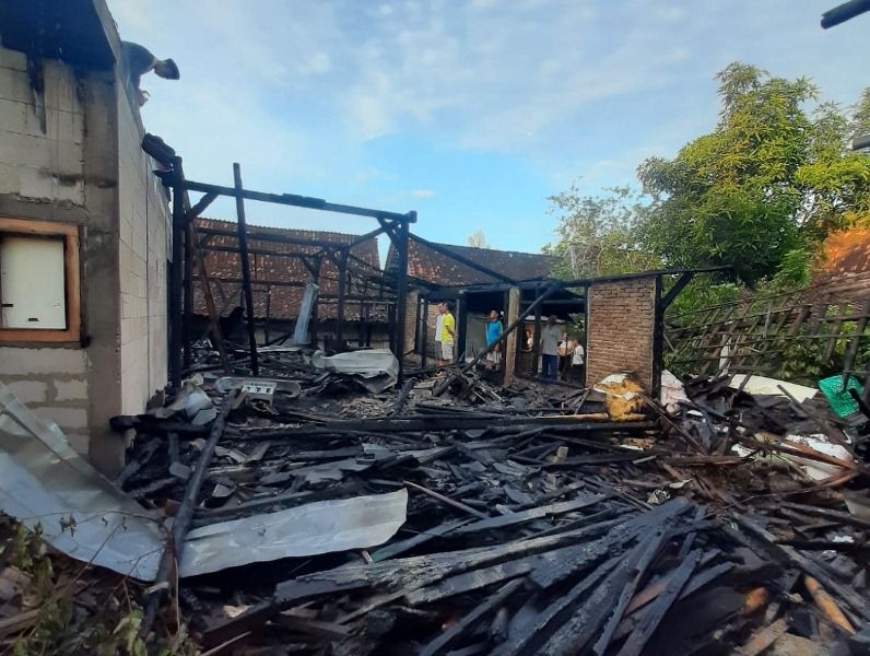 Kondisi rumah milik Zaquan warga Desa Jati Pecaron, Kecamatan Gubug, Grobogan sesuai terbakar Senin 11 Desember 2023.