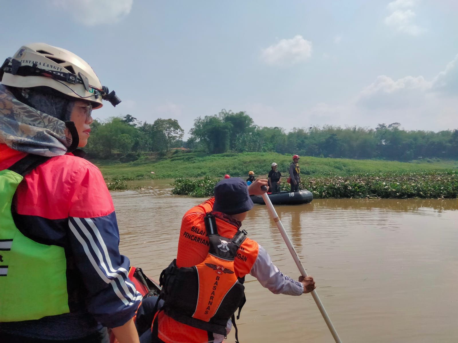 Setelah berlangsung satu pekan, pencarian Alfina (9), korban yang tenggelam di Sungai Citarum, Batujajar, Kabupaten Bandung Barat oleh tim SAR gabungab dihentikan, Senin (11/12/2023). Korban pun tak juga ditemukan.