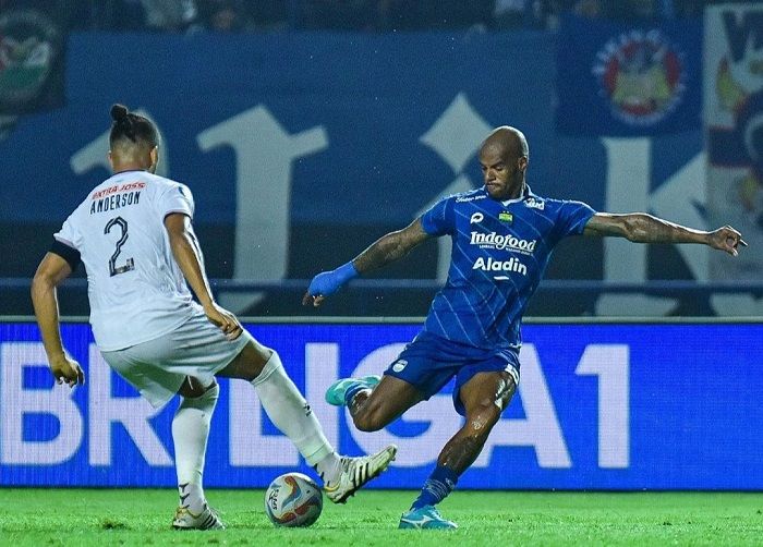 David da Silva berusaha melewati hadangan Anderson Nascimento pada laga Persib vs Persik di Stadion Gelora Bandung Lautan Api, Minggu 10 Desember 2023/Instagram.com @persib