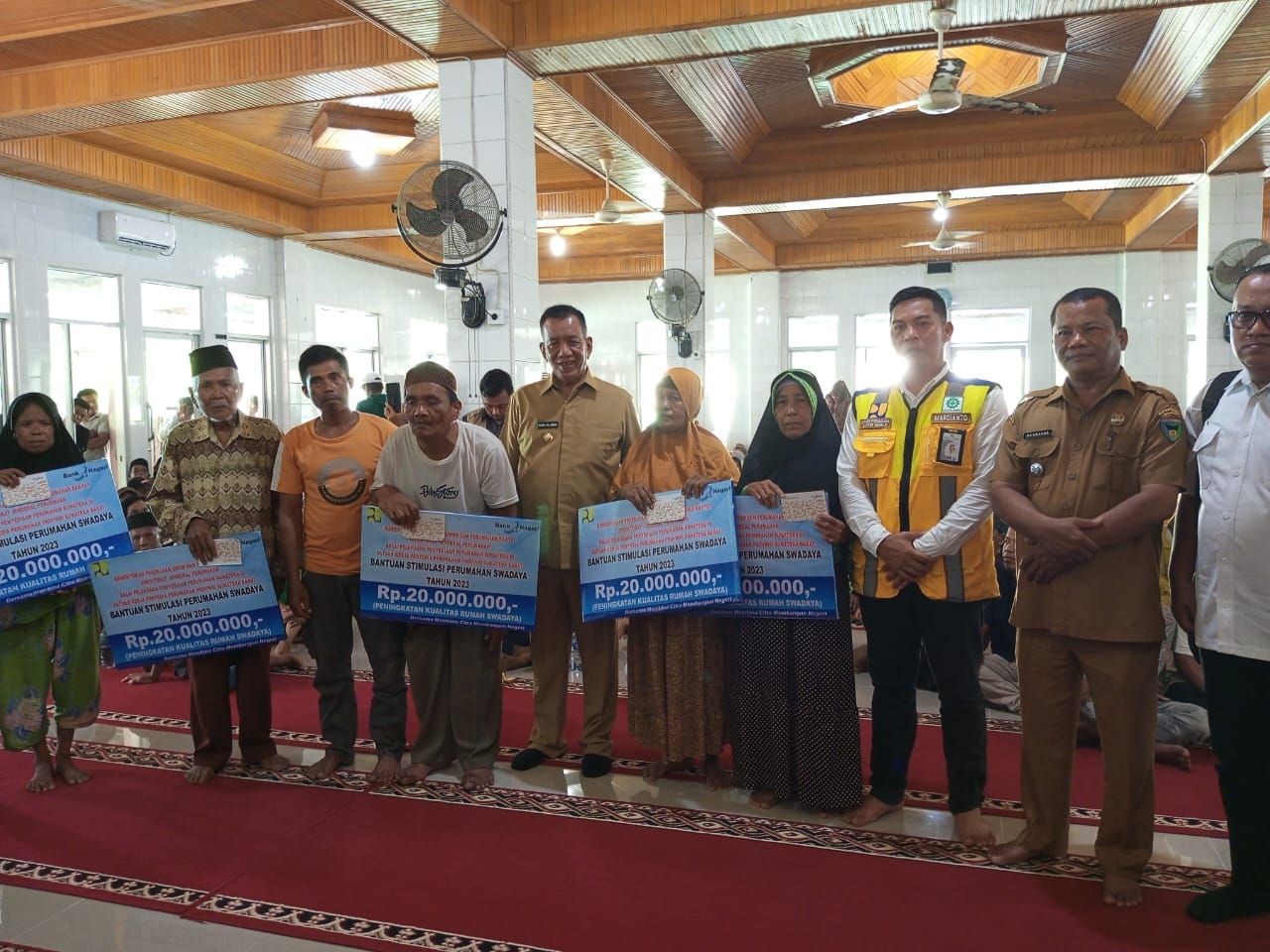 Bupati Pesisir Selatan, Rusma Yul Anwar saat menyerahkan bantuan RTLH/ Marawatalk / istimewa