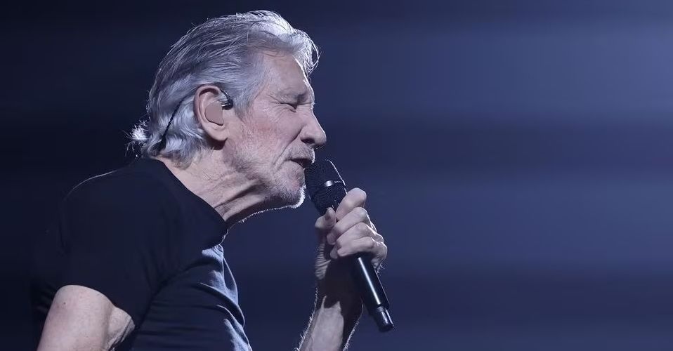 Salah satu pendiri Pink Floyd, Roger Waters tampil selama tur This Is Not a Drill di Crypto.com Arena di Los Angeles, California, AS, 27 September 2022. REUTERS-Mario Anzuoni