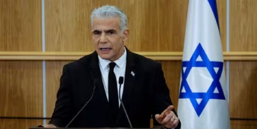Pemimpin oposisi Israel Yair Lapid menyampaikan pernyataan di Knesset, parlemen Israel