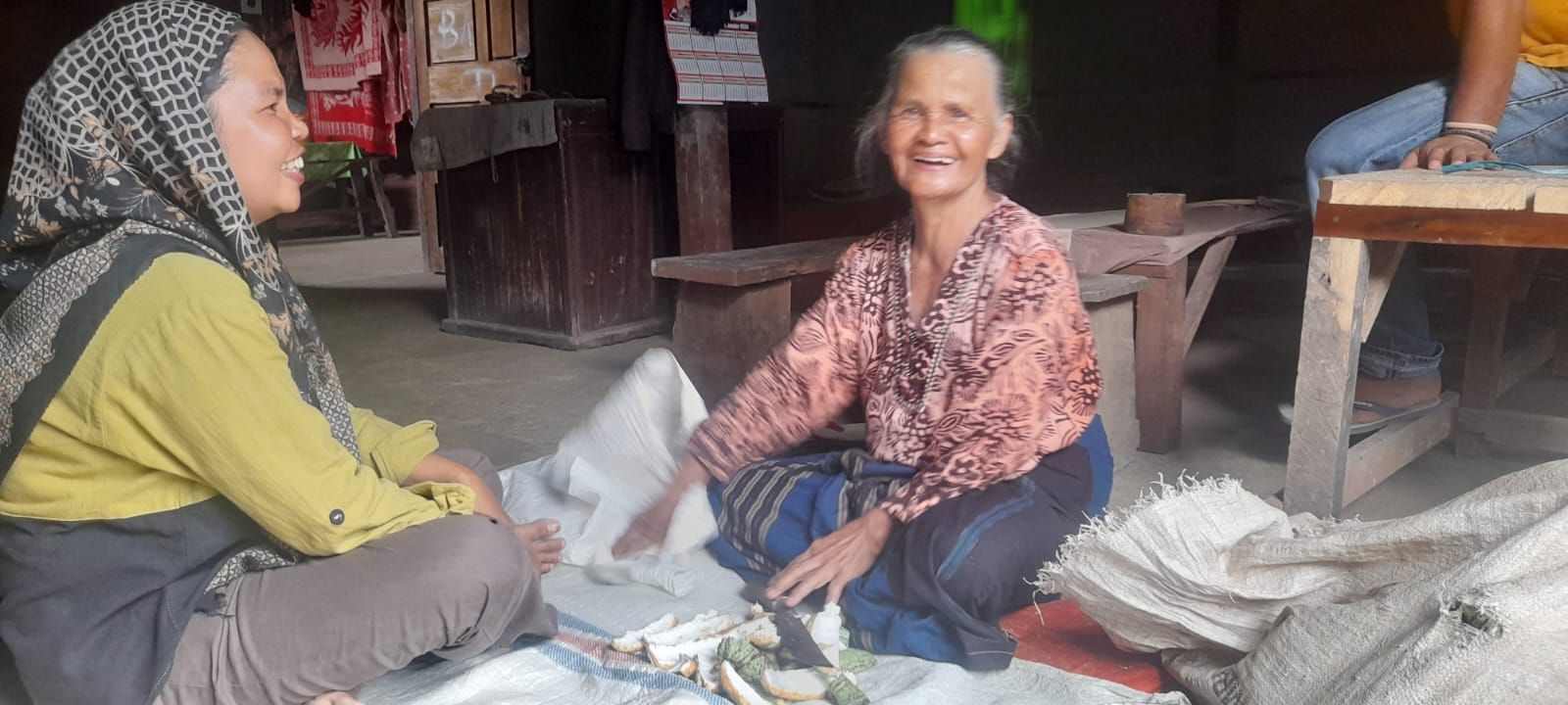 Delvia Harisa S.Pdi yang maju menjadi caleg DPRD Kabupaten Kerinci sedang bertemu perempuan lansia di Desa Muara Hemat, Kecamatan Batang Merangin, Kerinci