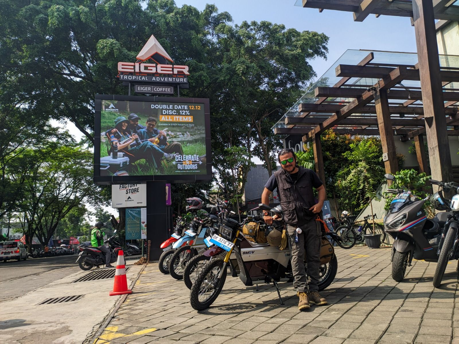 Ramon Tungka melakukan perjalanan darat sejauh hampir 2.000 km menggunakan kendaraan listrik SMEV EM-1. Perjalanan dimulai dari EIGER Jalan Sumatera Bandung menuju EIGER Sunset Road di Bali.