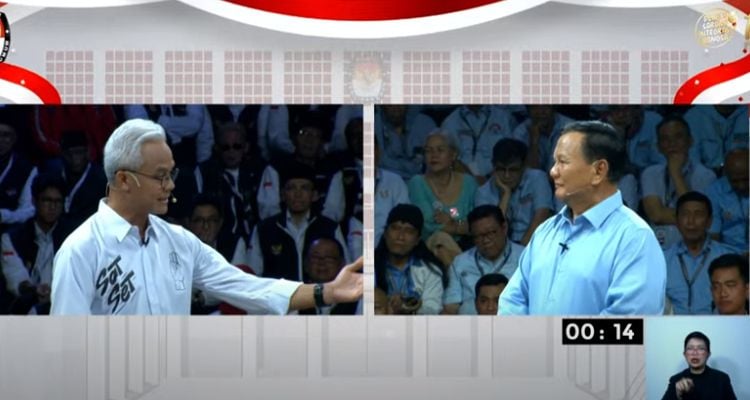 Ganjar Pranowo dan Prabowo Subianto dalam debat capres KPU, Selasa 12 Desember 2023.