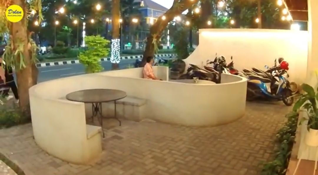 Area outdoor Notaree Cafe and Resto, cafe dan resto hits di Kota Tangerang Banten/tangkapan layar YouTube/channel Doyan Jalan Jalan 