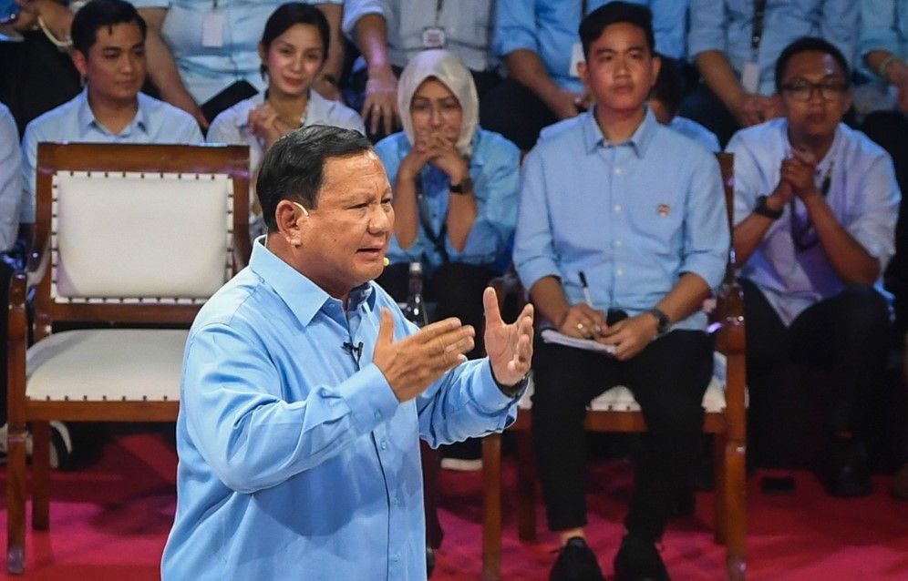 Capres nomor urut 2 Prabowo Subianto menyampaikan visi misinya dalam debat perdana Capres dan Cawapres 2024 di Gedung KPU, Jakarta, Selasa, 12 Desember 2023.