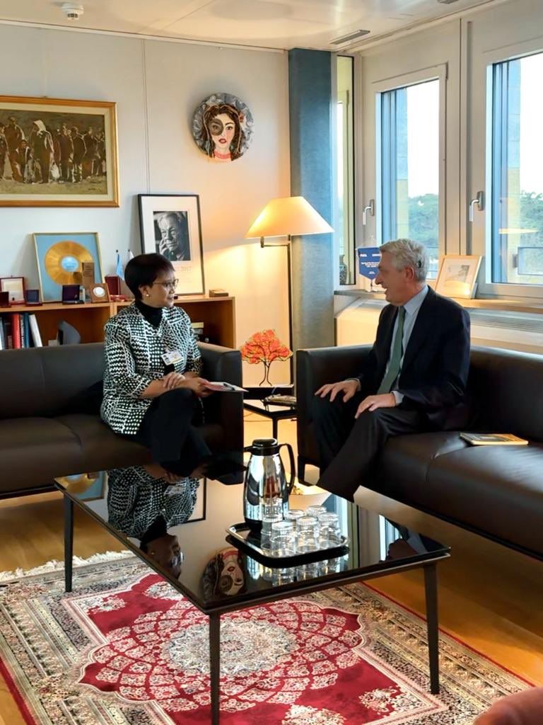 Menteri Luar Negeri RI Retno Marsudi (kiri) bertemu dengan Komisioner Tinggi UNHCR Filippo Grandi (kanan) di Kantor PBB di Jenewa, Swiss.