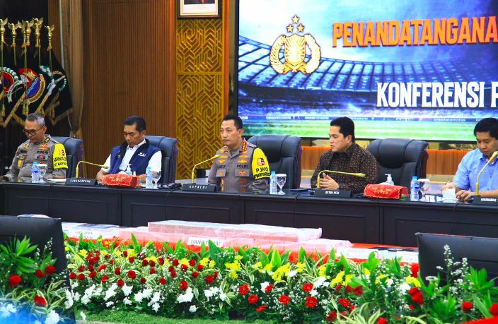 Kapolri Jenderal Polisi Drs. Listyo Sigit Prabowo dan Ketua Persatuan Sepakbola Seluruh Indonesia (PSSI) saat memberikan keterangan pers di Rupatama Mabes Polri, Rabu (13/12) 