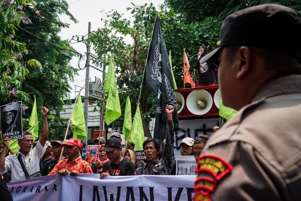 Sejumlah massa yang tergabung dalam Rukun Tani Sumberjo Pakel melakukan aksi di Pengadilan Tinggi Surabaya Jalan Sumatera, Kota Surabaya pada Rabu 13 Desember 2023. (Ahmad Rijaluddin)