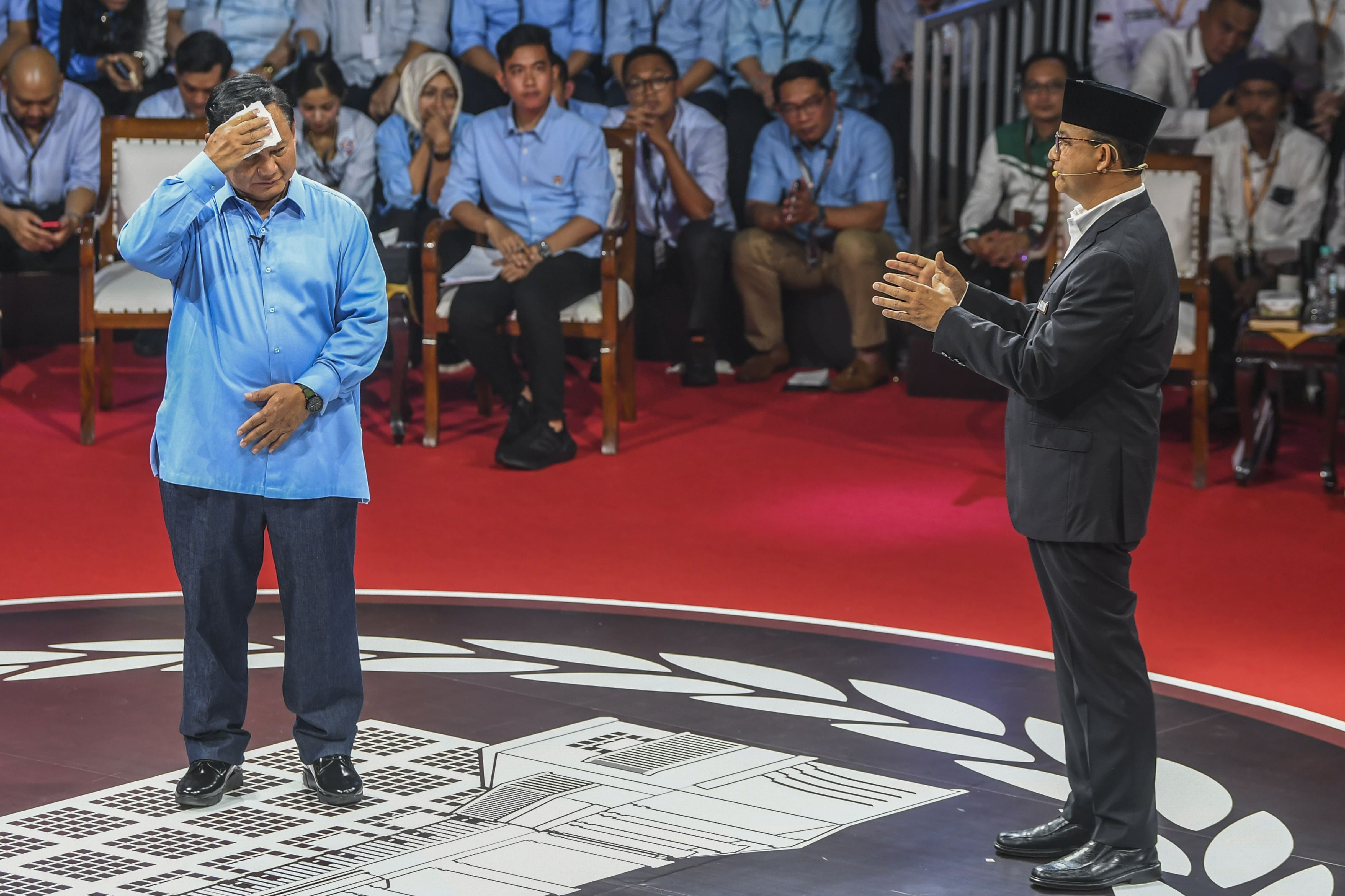 Capres nomor urut satu Anies Baswedan (kanan) dan capres nomor urut dua Prabowo Subianto beradu argumen pada debat perdana Capres dan Cawapres 2024 di Gedung KPU, Jakarta, Selasa, 12 Desember 2023.